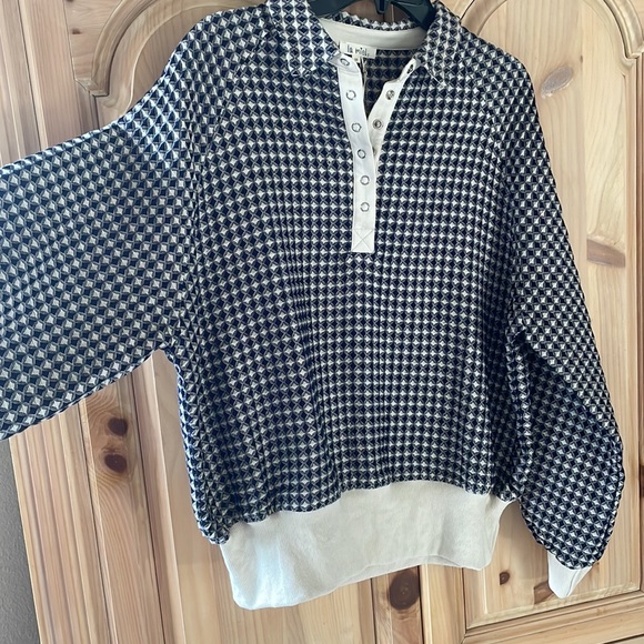 La Miel Two Toned Textured Top - Picture 6 of 9